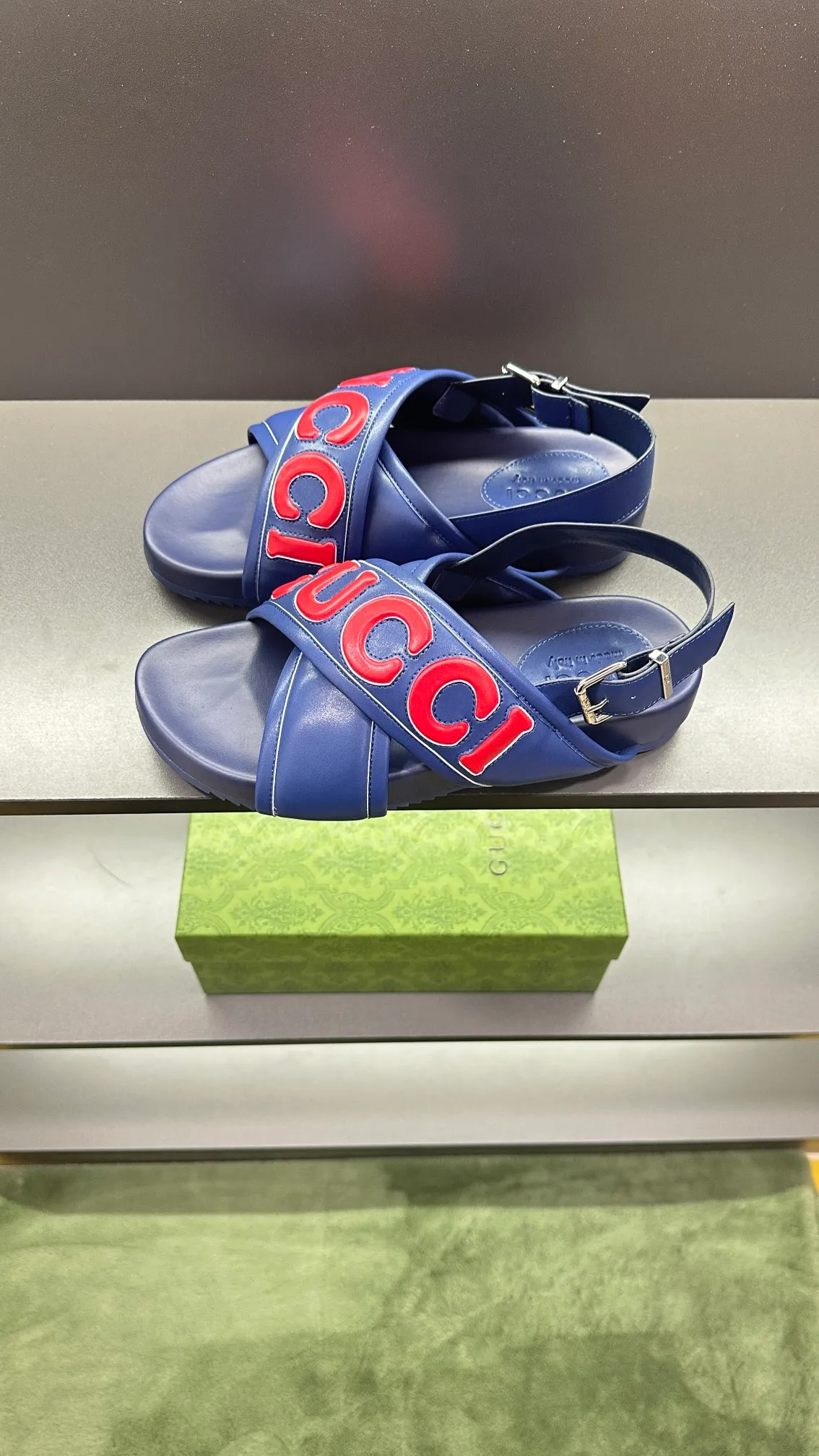 [G Family Couple Style] P: 320💰Female size 36~40 Men's size 39~45, (46. Custom-made GG slippers for men and women. This slipper is made of GG polyester fiber and is decorated with a Gucci label on the front, which adds a striking logo feel to the style. Beige GG recycled polyester fiber, same size for men and women, leather trim